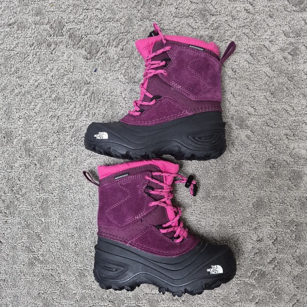 The North Face Alpenglow V WP‎ Girls Snow Hiking Boots Black/Boysenberry US 11